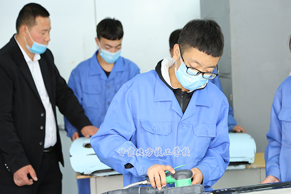 在甘肃汽车修理学校学汽车维修专业怎么样？