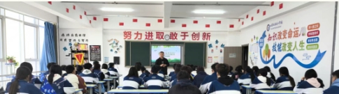 校园文字拼图 · 讲台边语 | 教育成长思考：在陪伴里看见自己的成长