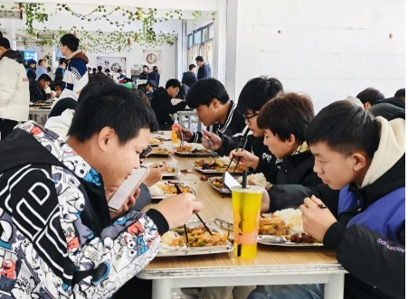 校园生活 | 每一餐，我们都用心守护